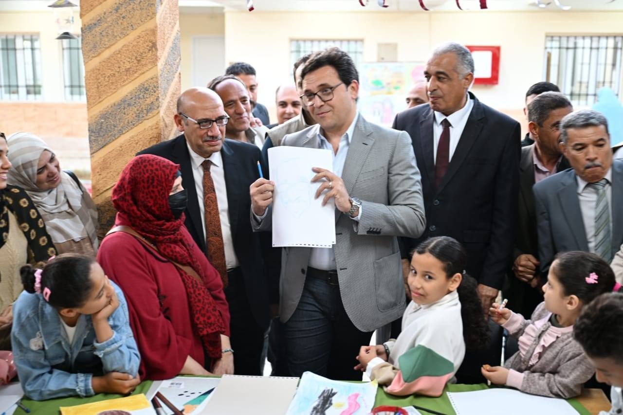 قد تكون صورة ٨ أشخاص ومِنبر