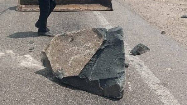 وقوع صخرة من سيارة على طريق دمياط بورسعيد وإصابة شخصين وقوع صخرة من سيارة على طريق دمياط بورسعيد وإصابة شخصين