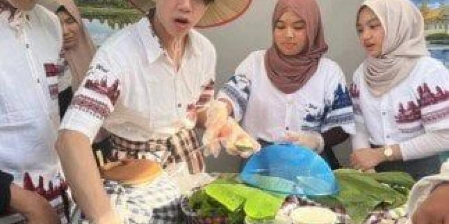 سفير
      كمبوديا
      يتفقد
      معرض
      "ديارنا
      زهور
      الربيع"
      بحضور
      أفراد
      الجالية
      في
      مصر