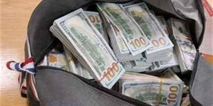 بقيمة
      9
      ملايين
      جنيه..
      الداخلية
      تلاحق
      جرائم
      الاتجار
      غير
      المشروع
      بالنقد
      الأجنبي