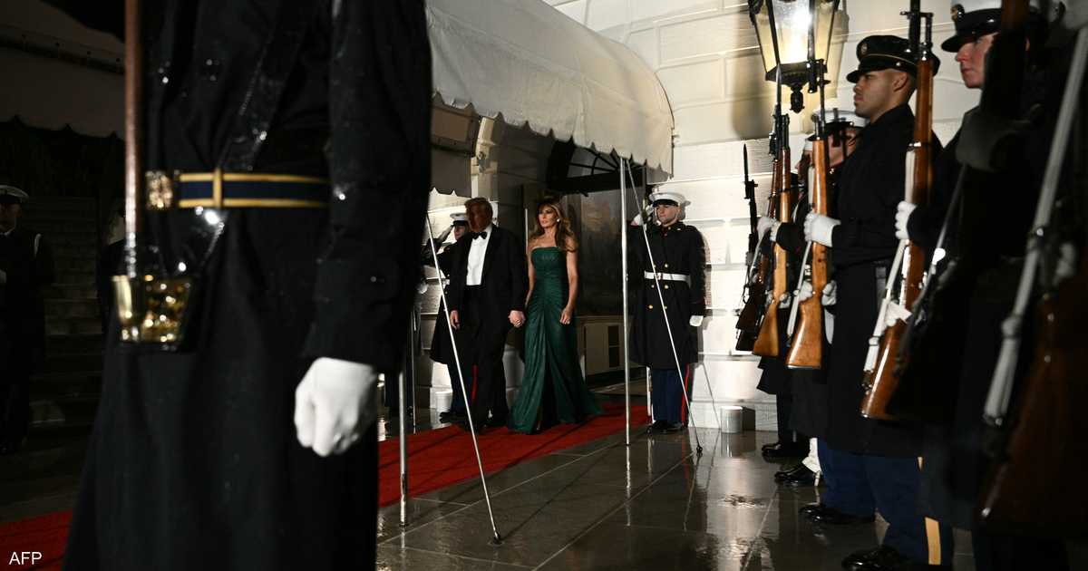 «فستان ميلانيا يتألق ويخطف الأنظار في البيت الأبيض»