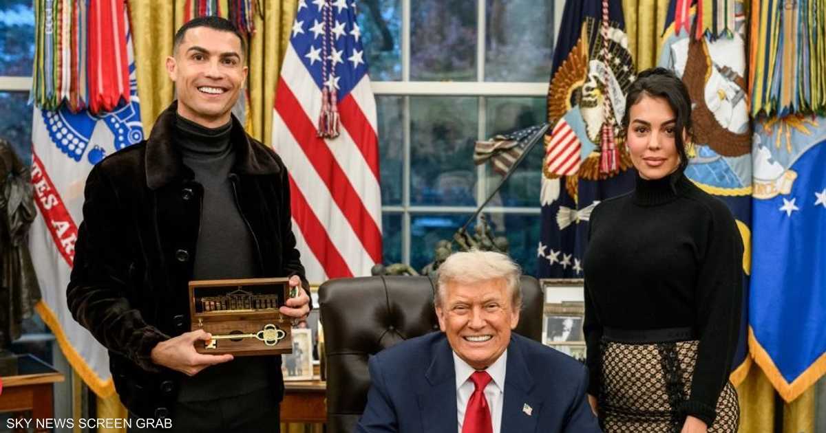 «هدية ترامب الخاصة لرونالدو، تصميم بأيديه»