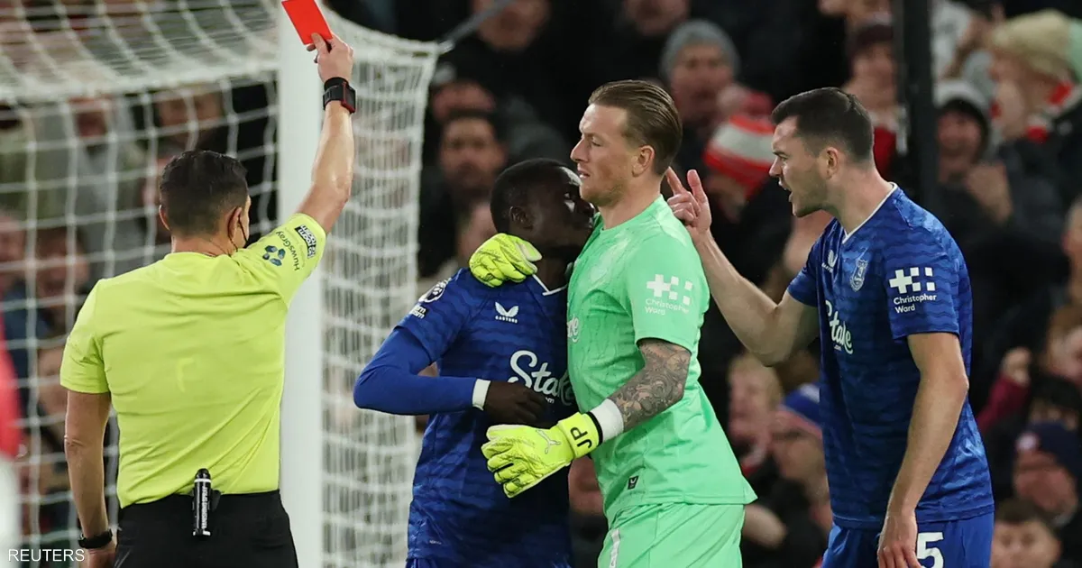 «حادثة مثيرة تثير الجدل في الدوري الإنجليزي» طرد لاعب بسبب اشتباكه مع زميله