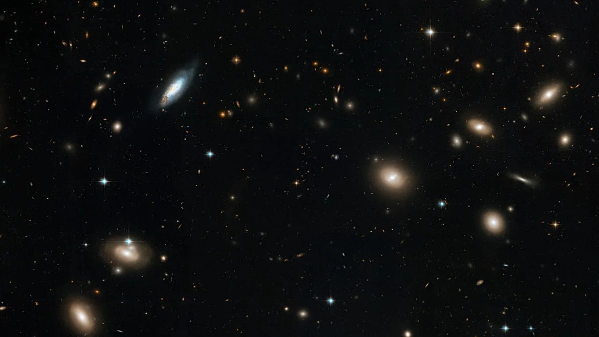 «هل توصلنا أخيرًا إلى أسرار المادة المظلمة؟ دراسة جديدة تكشف عن توهجات مجرية غامضة»