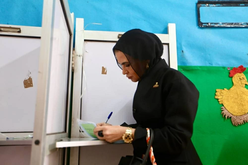 «مصر تدخل مرحلة جديدة من تاريخها» سحر نصر تدلي بصوتها في انتخابات النواب بمصر الجديدة