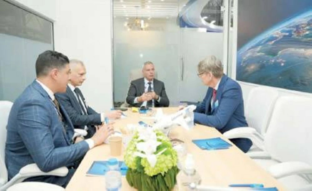 «لقاء استراتيجي في دبي» رئيس مصر للطيران يتواصل مع قادة صناعة الطائرات العالمية