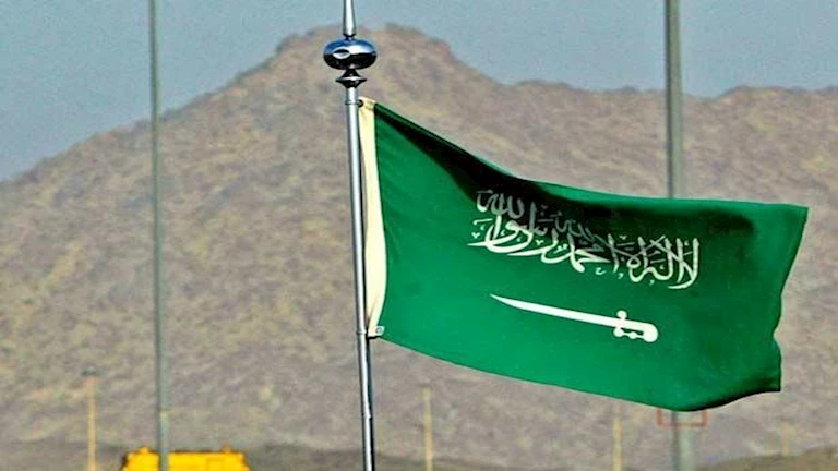 «تعرف على ضوابط زي العاملين في السعودية والعقوبات المترتبة على المخالفين»