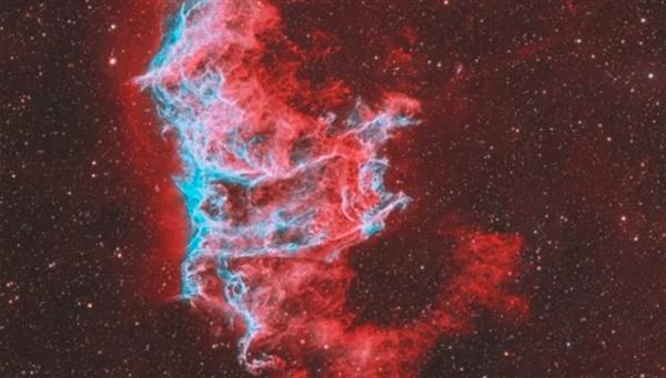 «مصور يلتقط روائع الكون في رحلة تمتد على 8000 عام»