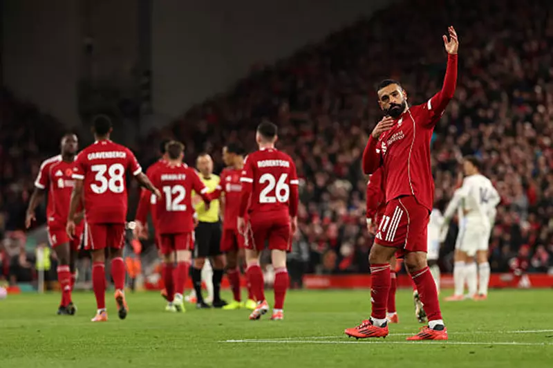 «صلاح ينطلق في التشكيل الأساسي لليفربول ضد آيندهوفن»