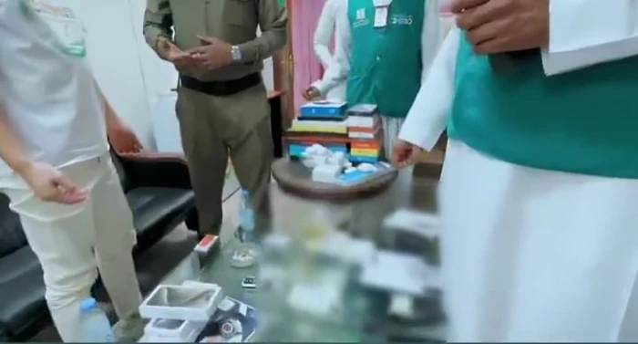 «لحظة مثيرة لمداهمة عمالة آسيوية في جدة» مداهمة عمالة آسيوية تغش أجهزة الهواتف وملحقاتها والسلطات تكشف عن المضبوطات بحوزتهم