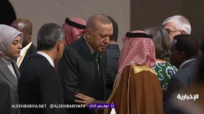 «نجاح دبلوماسي: لحظات عناق وتحية بين أردوغان والأمير فيصل بن فرحان في قمة العشرين»