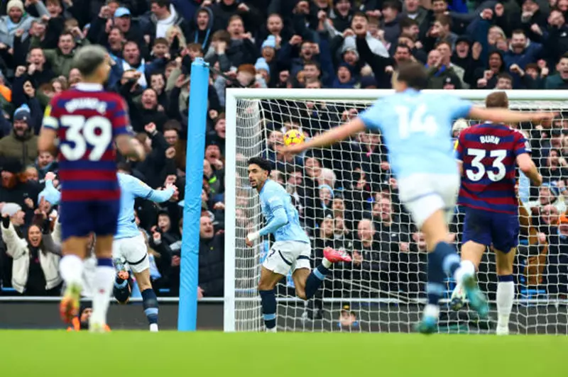 «عمر مرموش يتألق في مباراة سيتي وليفركوزن» ماذا قدم اللاعب؟
