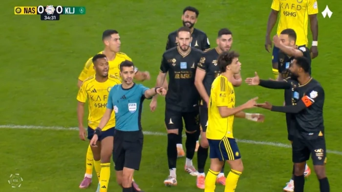 «هل كان هدف النصر الملغي ضد الخليج صحيحًا؟ خبير تحكيمي يفتح النقاش»