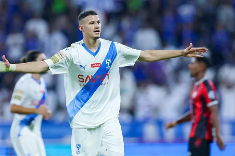 «هل يسعى الحمدان لتكرار إنجاز 9 نجوم الذين وحدوا بين الهلال والنصر؟»