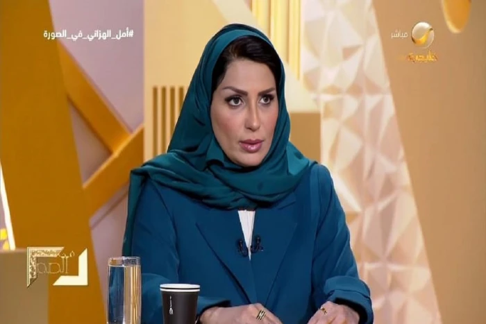 «بسبب اسم مستعار وصورة غائبة» المديفر يستجوب الدكتورة أمل الهزاني عن الأسباب وراء عدم ظهور هويتها الحقيقية في كتاباتها بالفيديو