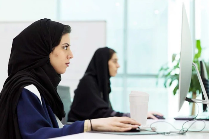 «تأكيدًا على هوية العمل الوطنية» لائحة قواعد المظهر والسلوك تلزم موظفي القطاع الخاص بالزي الوطني وتحدد الفئات المعنية بارتداء البدلة الرسمية