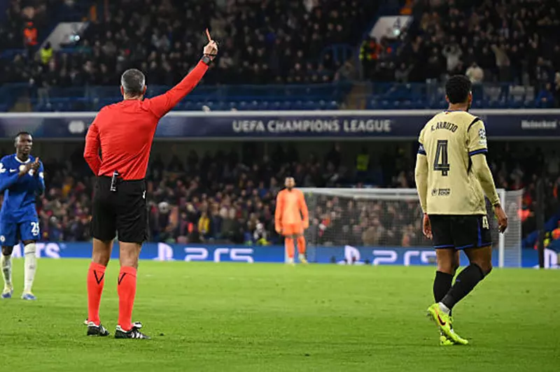 «لحظة فارقة في الملعب» أراوخو يتعرض مجددًا لبطاقة حمراء تؤثر على مسيرته الإحترافية