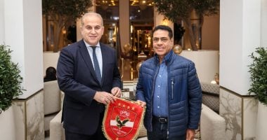 «هدية مميزة لسفير مصر بالمغرب» طارق قنديل يقدم درع وعلم الأهلى قبيل مواجهة الجيش