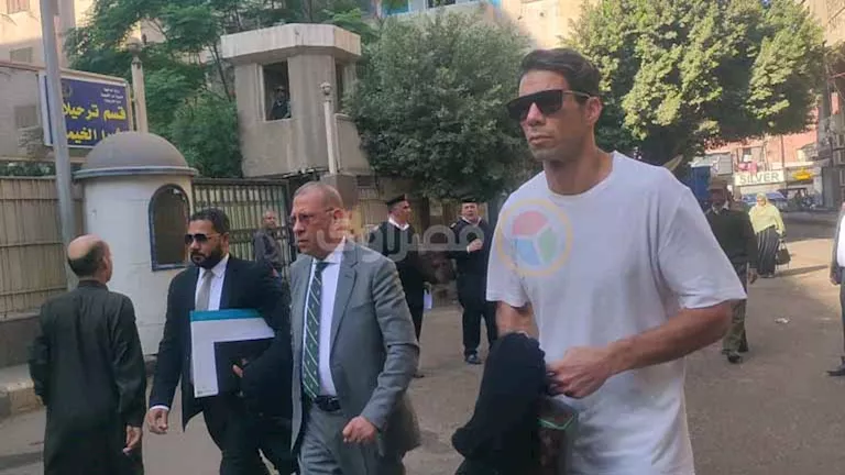 «شريف إكرامي يصل مجمع محاكم شبرا الخيمة لدعم رمضان صبحي في محنته»