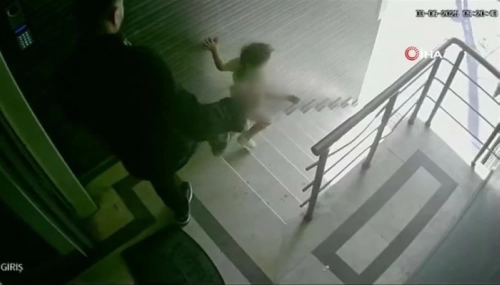 «شديد وغير مقبول» سجن أب تركي بعد اعتدائه على طفلته بركلها من السلالم