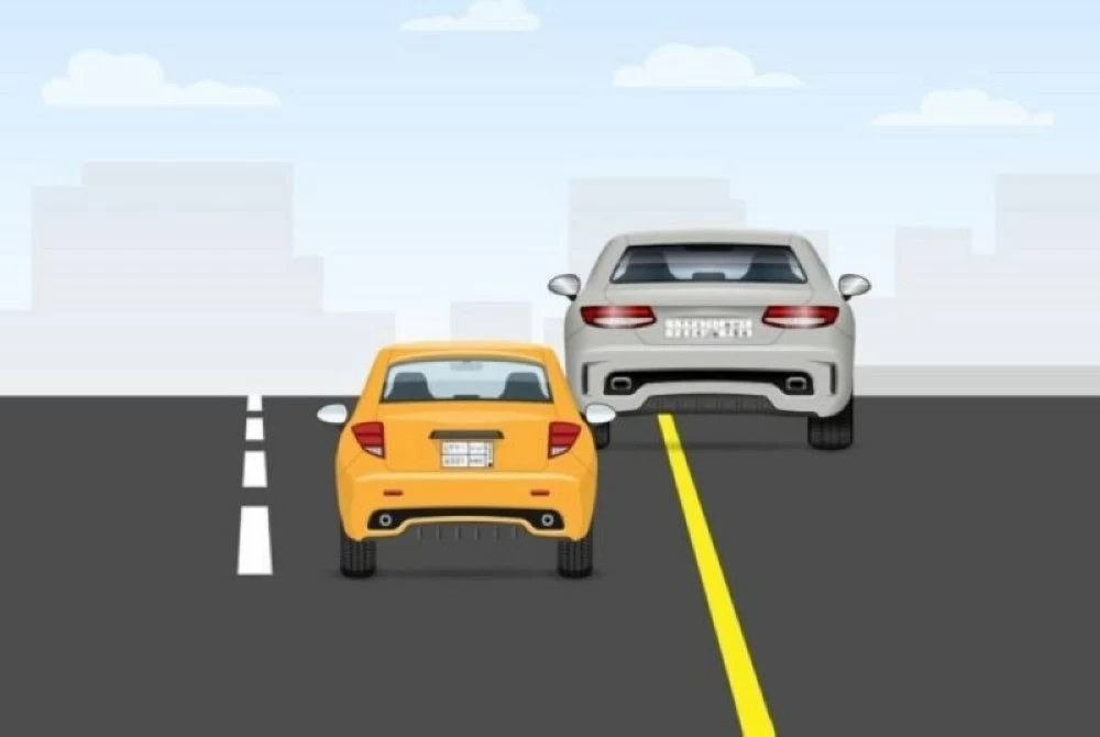 «غرامة تصل إلى 2000 ريال للقيادة على أكتاف الطريق» المرور يحدد العقوبات الجديدة في السعودية