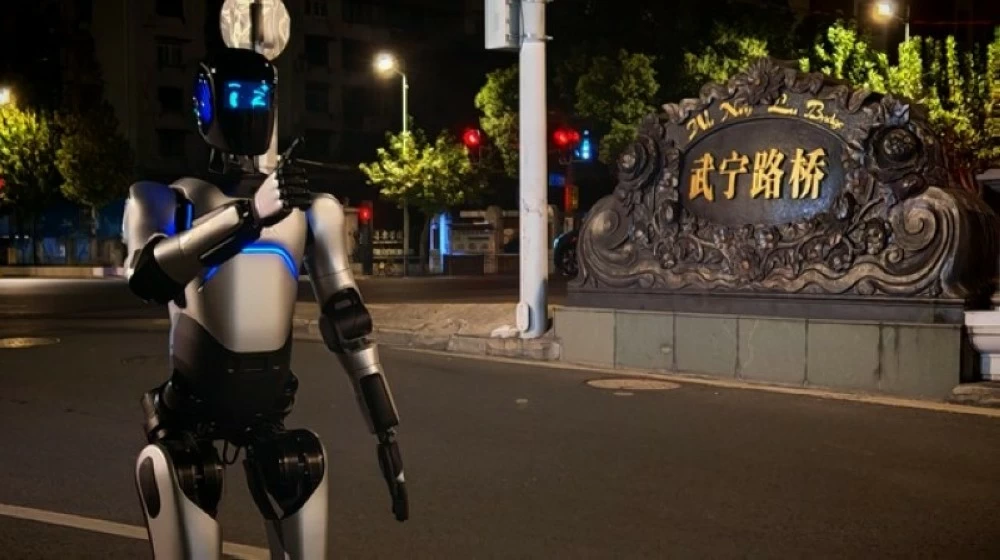 «روبوت صيني يسجل رقماً قياسياً عالميًا بقطع 106 كيلومترات في عرض مذهل»