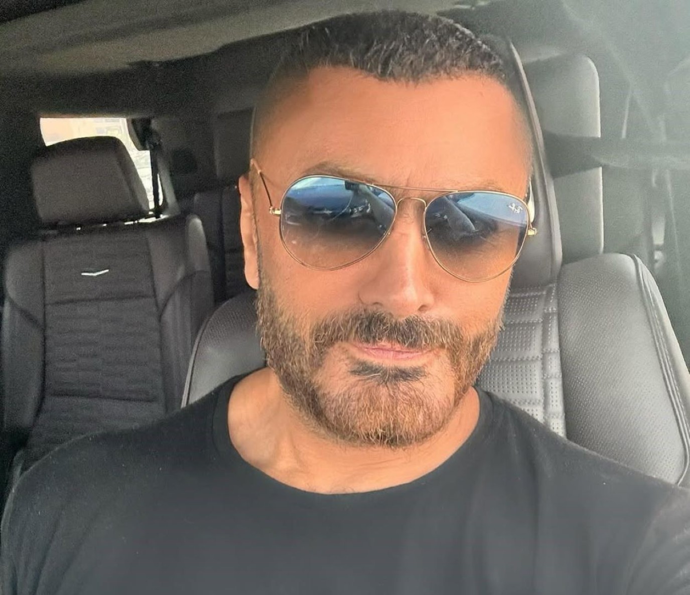 «تامر حسني يعود إلى مصر لاستكمال علاجه ويشكر جمهوره على الدعم»