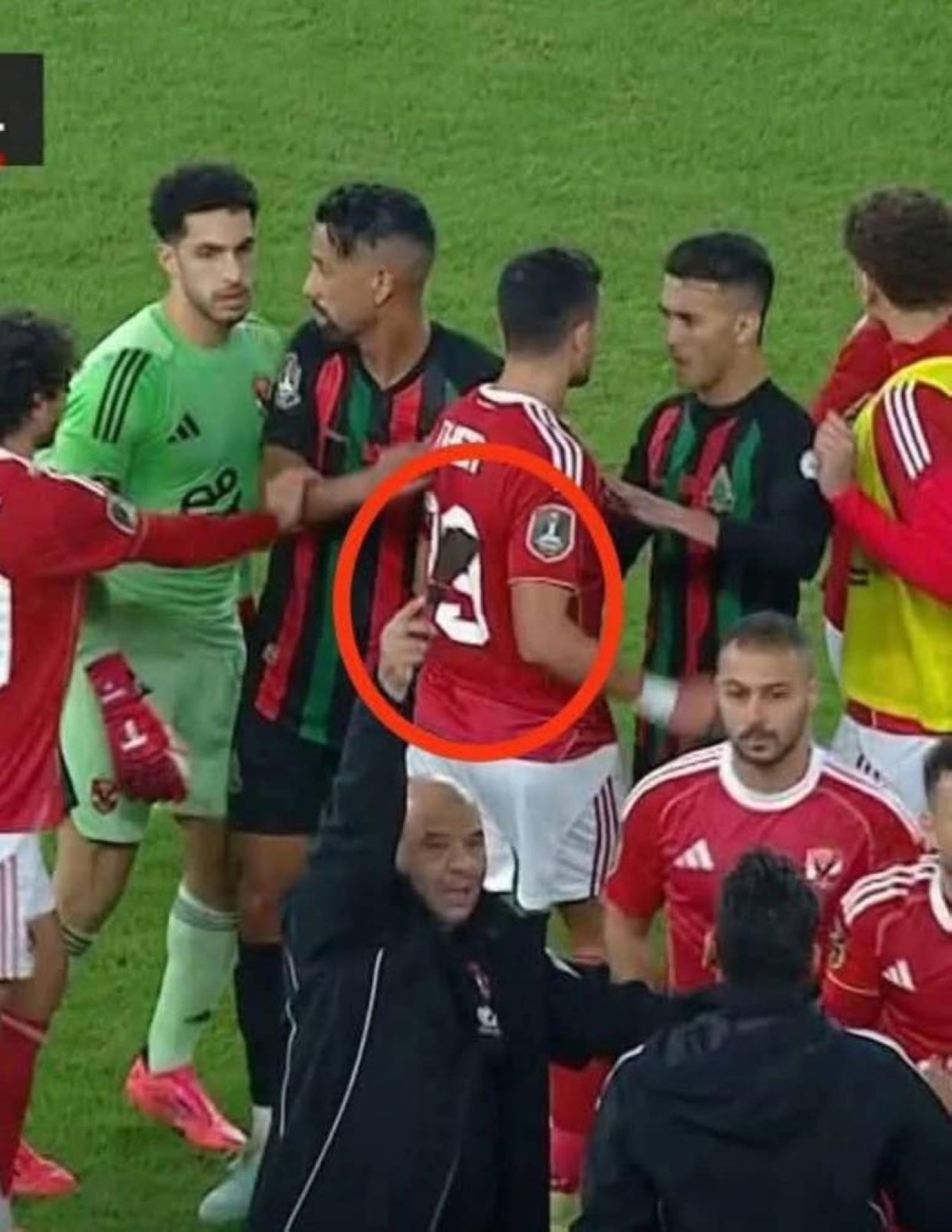 «نجاح سكينة معجون يحفظ ماء وجه الأهلي ويهدد الجيش الملكي بعقوبات من «كاف»