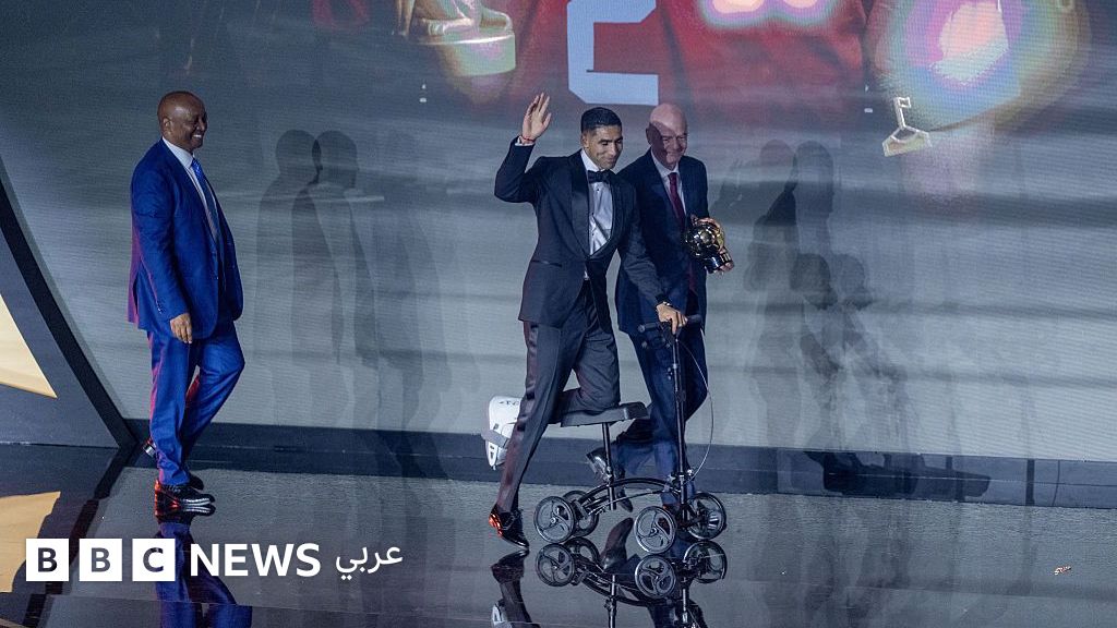 «أشرف حكيمي يتسلم جائزة أفضل لاعب في أفريقيا على متن سكوتر»