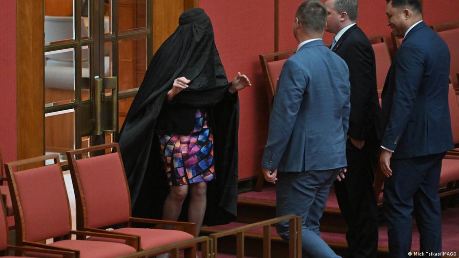 «احتجاجاً على رفض حظر البرقع: برلمانية أسترالية ترتدي الزي المتنازع عليه»