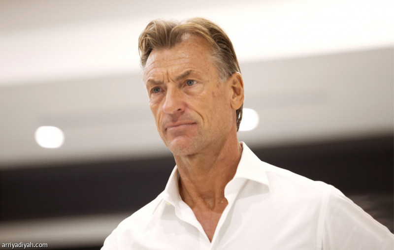 «برنارد يكشف القائمة» 23 صقراً يتنافسون في كأس العرب