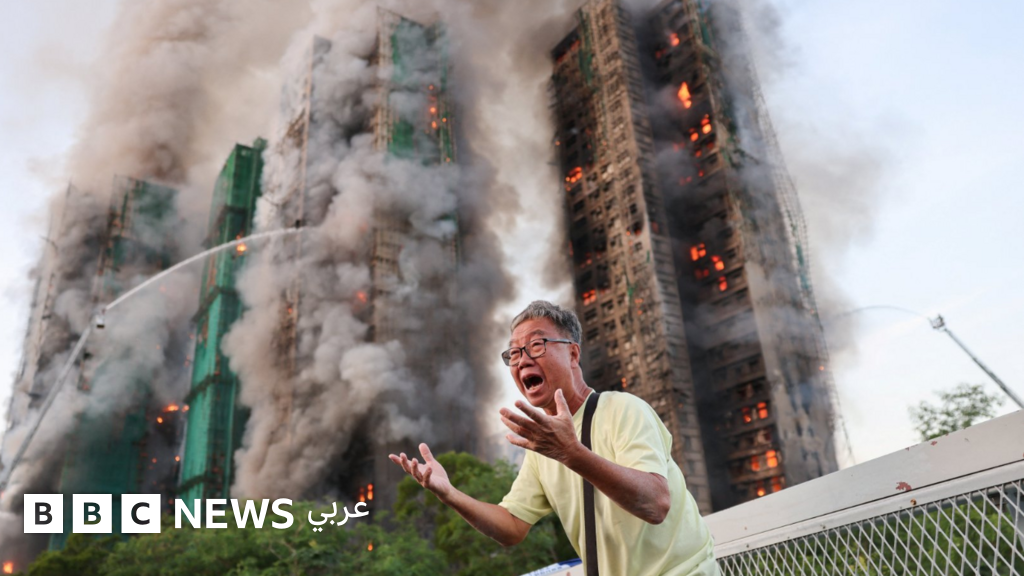 «لهيب النار يعانق السماء» حريق هائل يجتاح أبراجاً سكنية شاهقة في هونج كونج