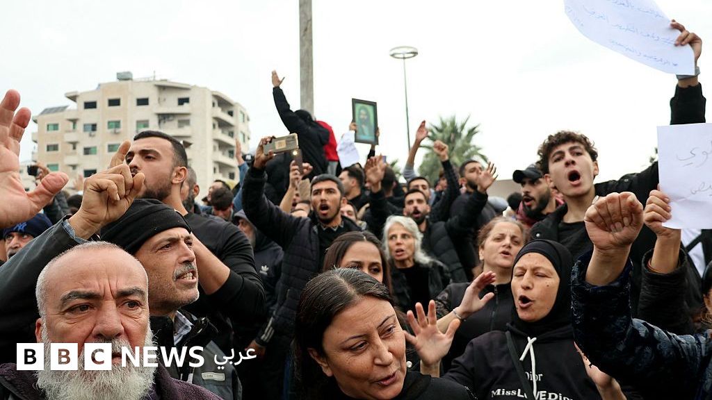 «احتجاجات الساحل: تصاعد أعمال العنف في حمص ومتظاهرون من اللاذقية يطالبون بالحماية، ما هي تطورات الوضع في سوريا؟»