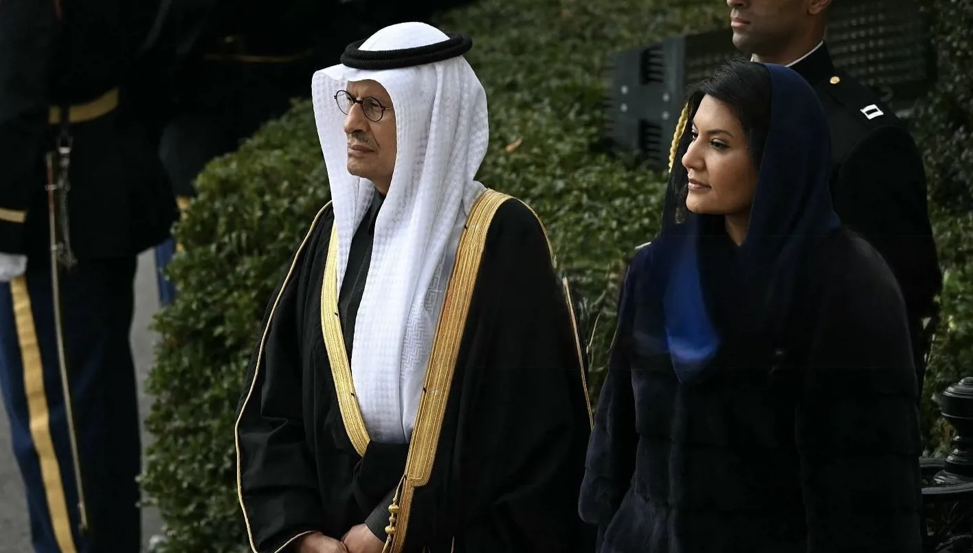 «أناقة الأميرة ريما بنت بندر آل سعود تتألق بالكحلي في البيت الأبيض بحقيبة تنفد بالكامل»