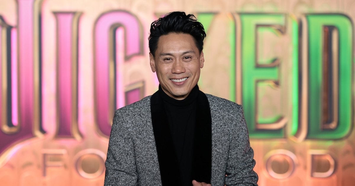 «جون إم تشو يرد على شائعات نسيان تدرج الألوان في أفلام Wicked»