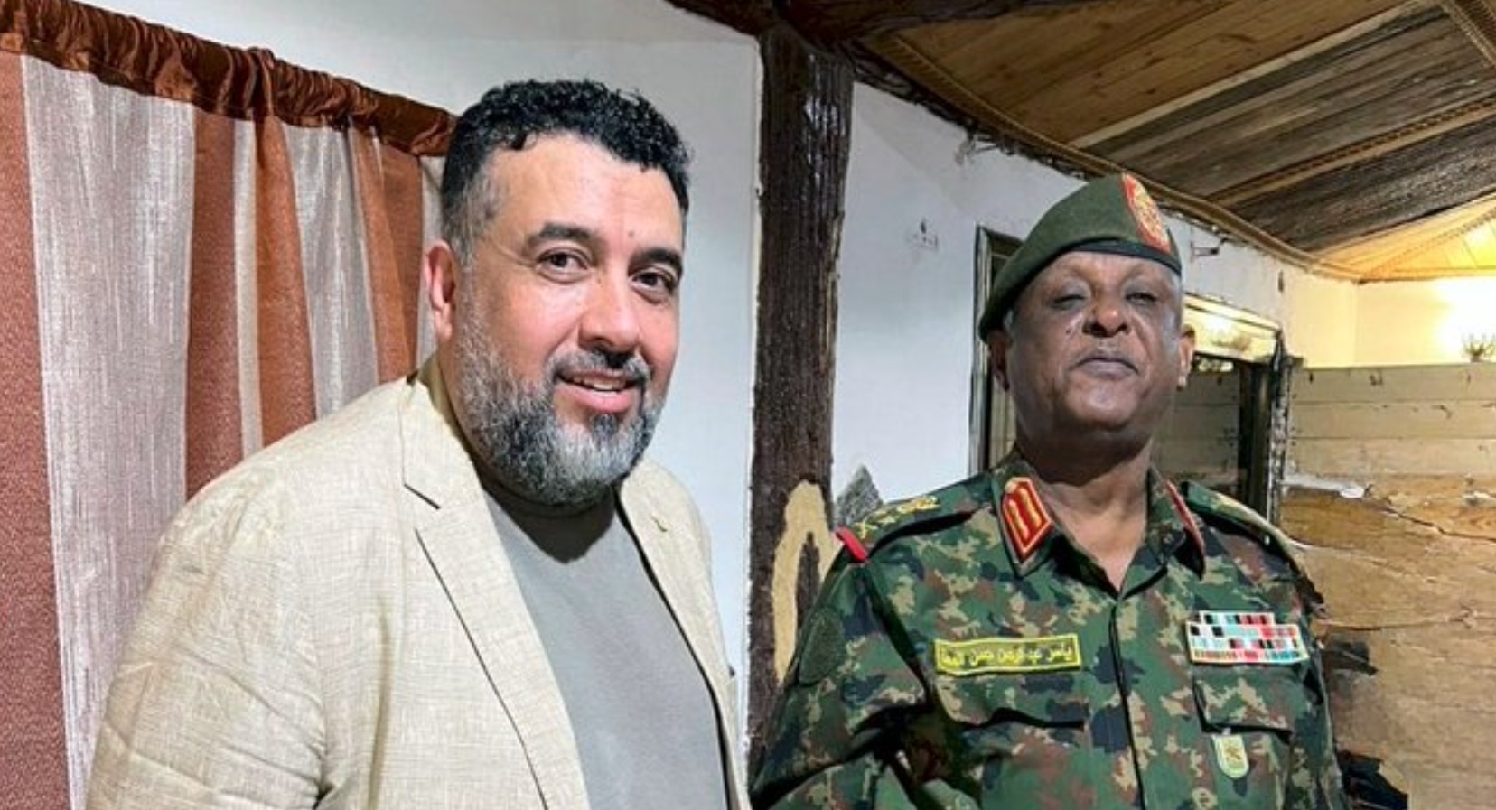 «محمد العرب يثير جدلاً كبيراً بزيه العسكري في زيارته للسودان»