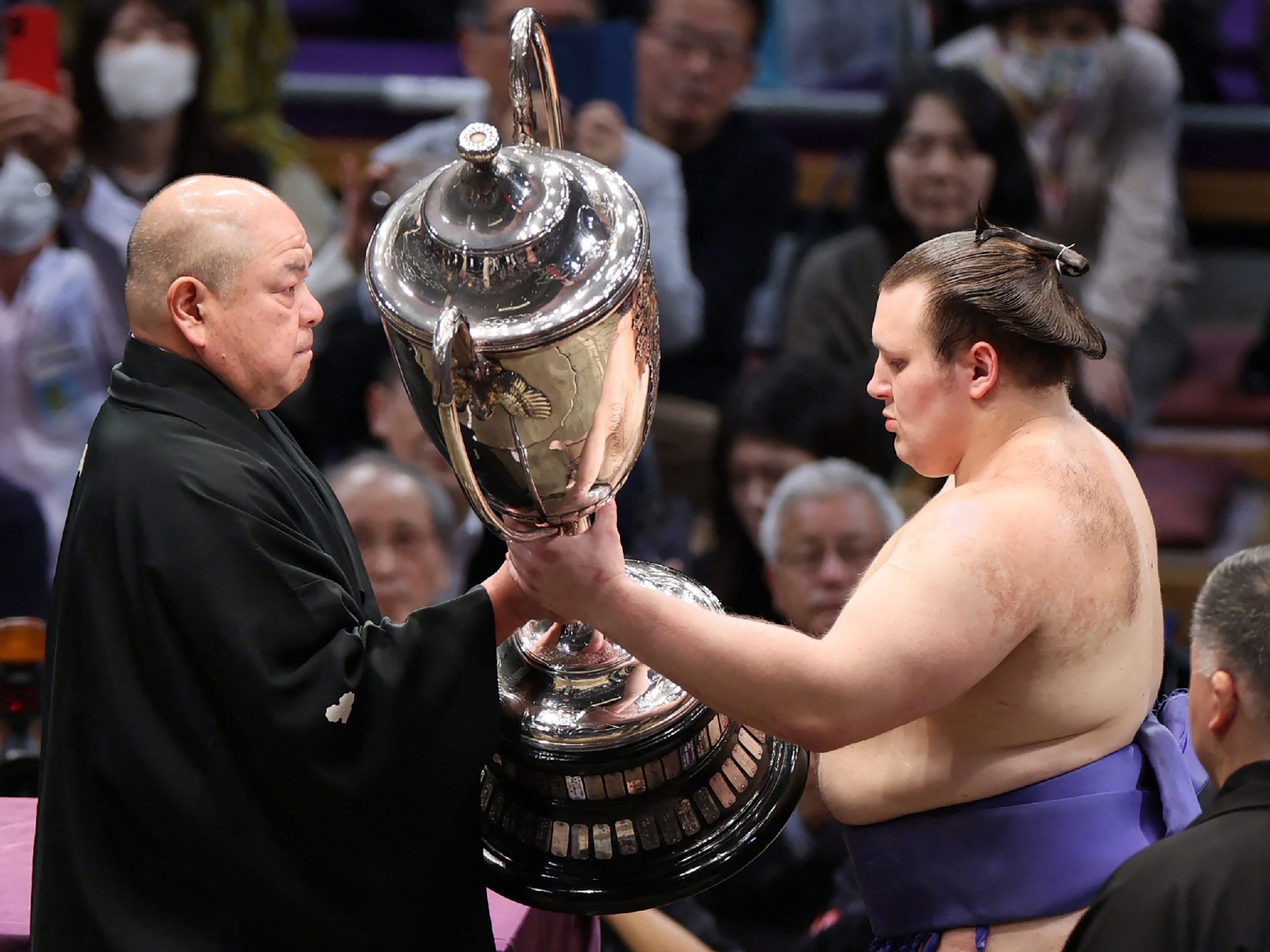 «من بين الأنقاض إلى القمة» أونيشيكي أول أوكراني يتربع على عرش بطولة السومو بعد النجاة من الحرب