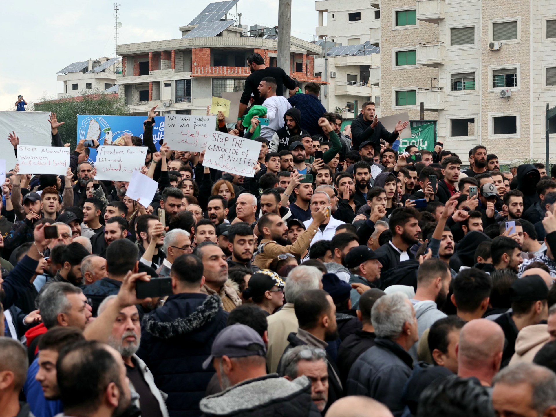 «أحداث مأساوية: إصابات برصاص في احتجاجات اللاذقية»