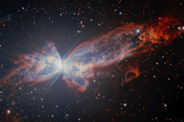 «مجرة الفراشة تلون أعماق الفضاء بصورة ساحرة»