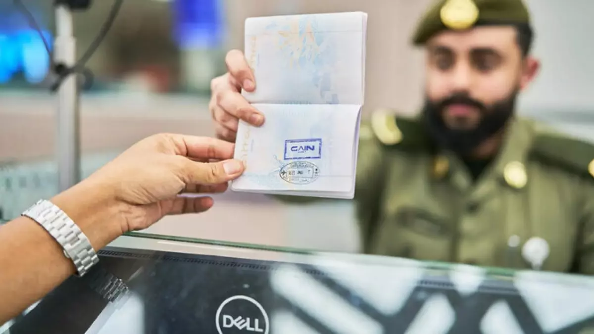 «قرار جديد من الجوازات السعودية بشأن تأشيرات الزيارة يحدث نقلة نوعية للمقيمين»