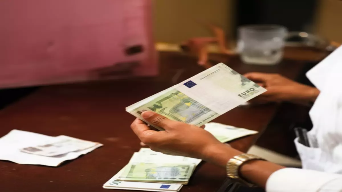 «تحديث عاجل» أسعار الصرف في عدن وصنعاء تسجل قفزات جديدة – الدولار يصل إلى 536 وتأثير التقلبات يزداد