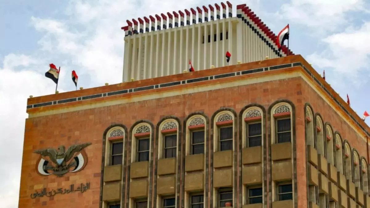 «قرار مفاجئ من البنك المركزي يوقف التعامل مع أبرز شبكات الصرافة في اليمن»