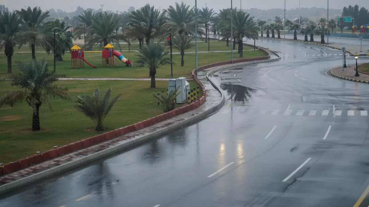 «استنفار 25 مليون مواطن» الجدار المطري العملاق يوشك على العبور نحو 12 منطقة سعودية خلال 72 ساعة