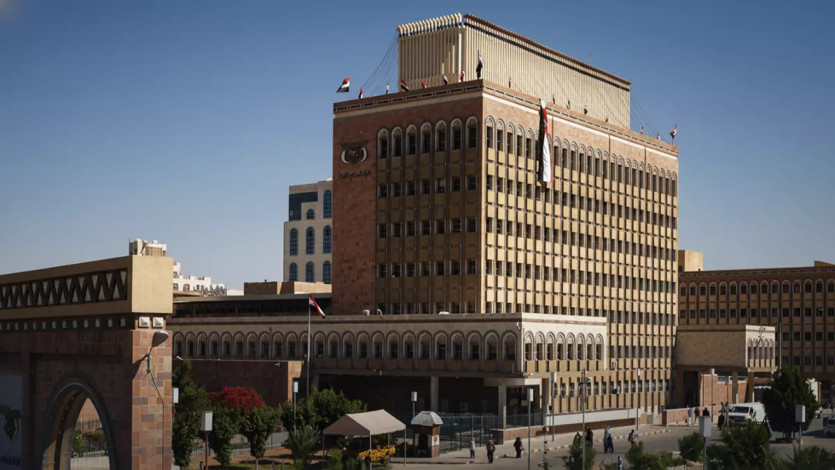 «استقرار الأسعار» البنك المركزي يثبت الدولار عند 530.50 ريال والسعودي عند 140… هل سيستمر هذا التوازن؟