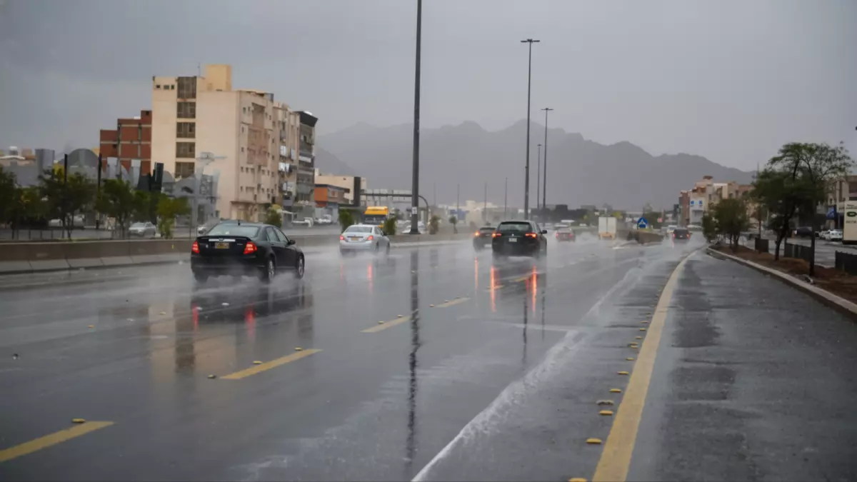 «توقعات الأرصاد تحذر من تقلبات جوية حادة اليوم» الأجواء تشهد شبورة كثيفة مع سيول محتملة في 15 محافظة