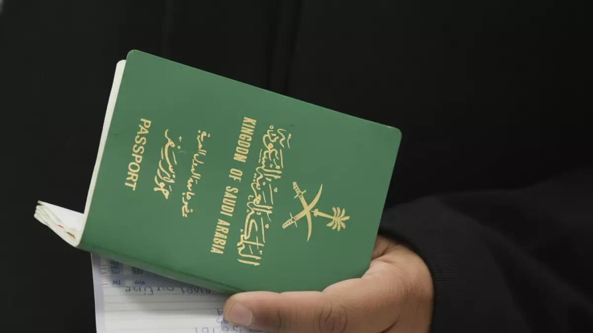 «فرحة عارمة لمقيم بعد منح الإقامة الدائمة في السعودية بسعر 11 ريال يومياً»