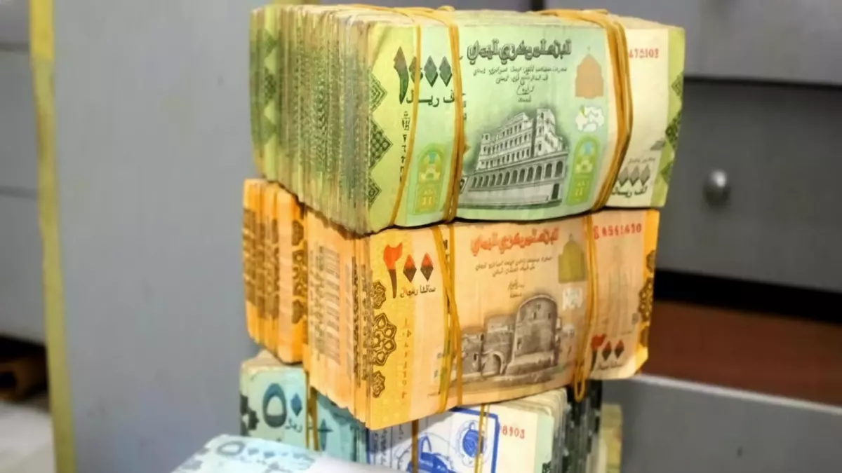 «مفاجأة اقتصادية: الريال اليمني يتقسم إلى عملتين مستقلتين والفارق يصل إلى 1000 ريال يوميًا»
