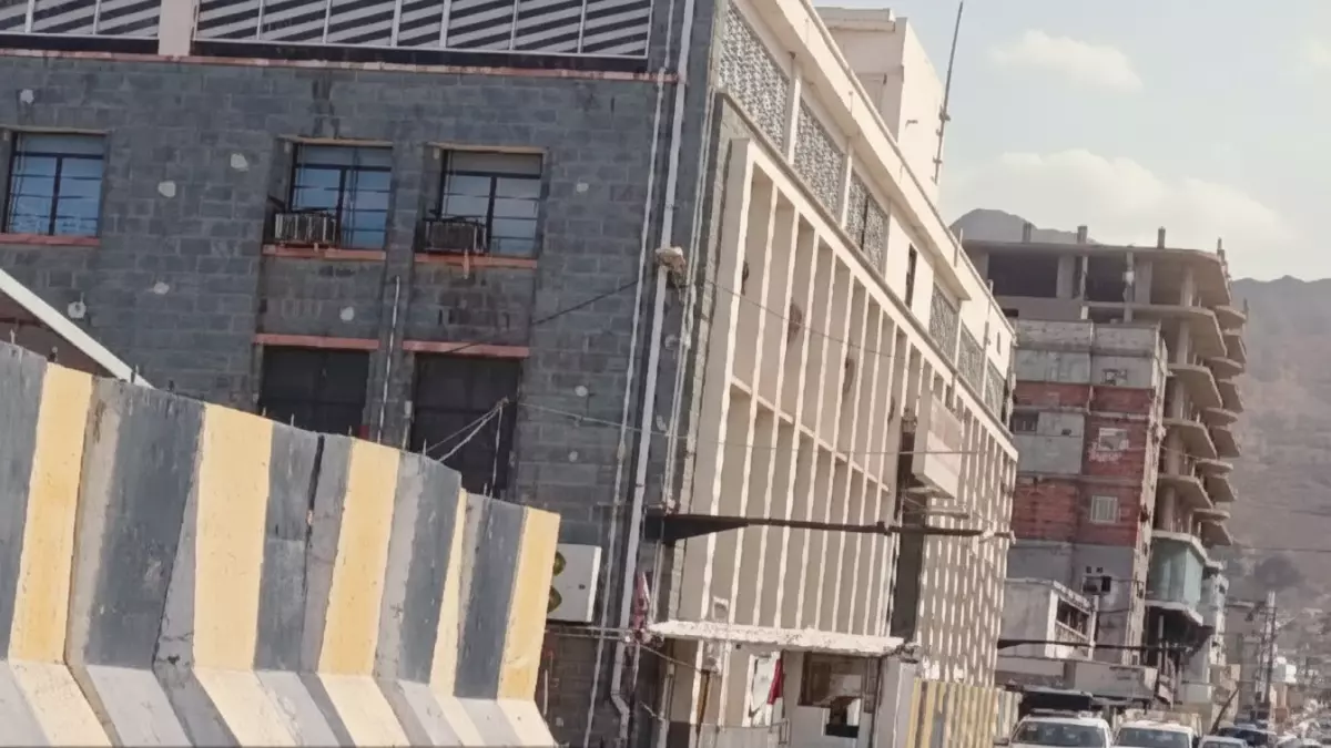 «كشف مثير» محافظ البنك المركزي اليمني يوضح حقيقة تقاضيه 40 ألف دولار شهرياً