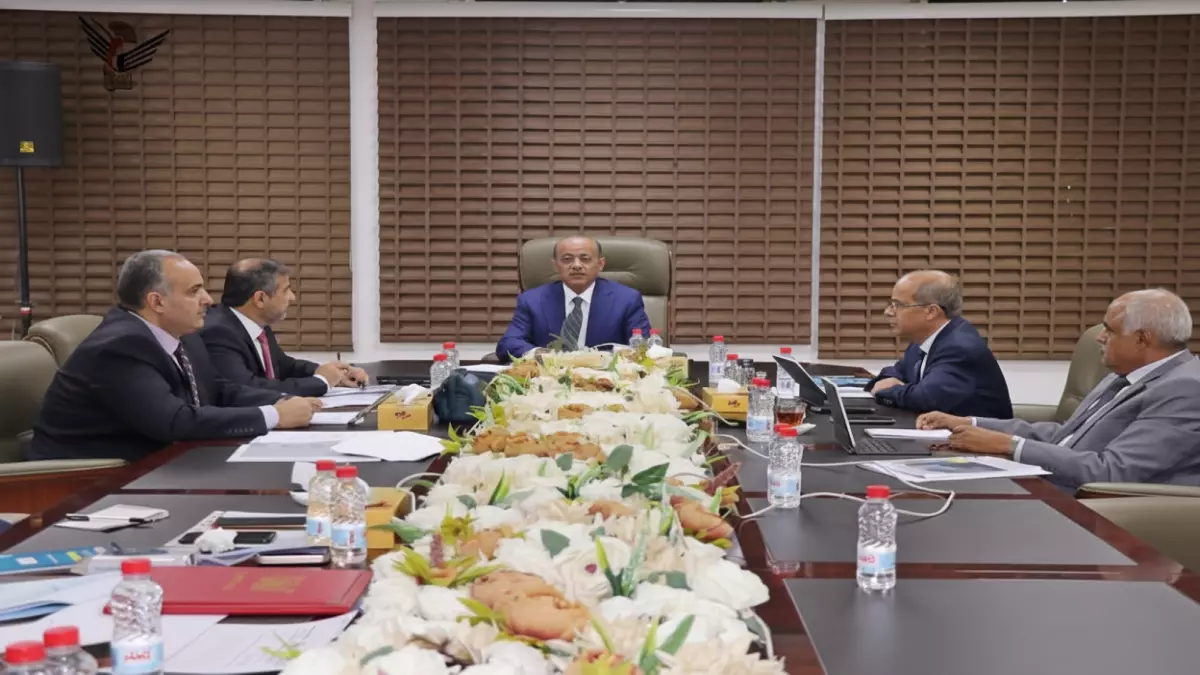 «انفجار الصراع الاقتصادي في اليمن بعد قرار رئاسي رقم 11» هل ستنجح الإصلاحات أم ستخفق؟