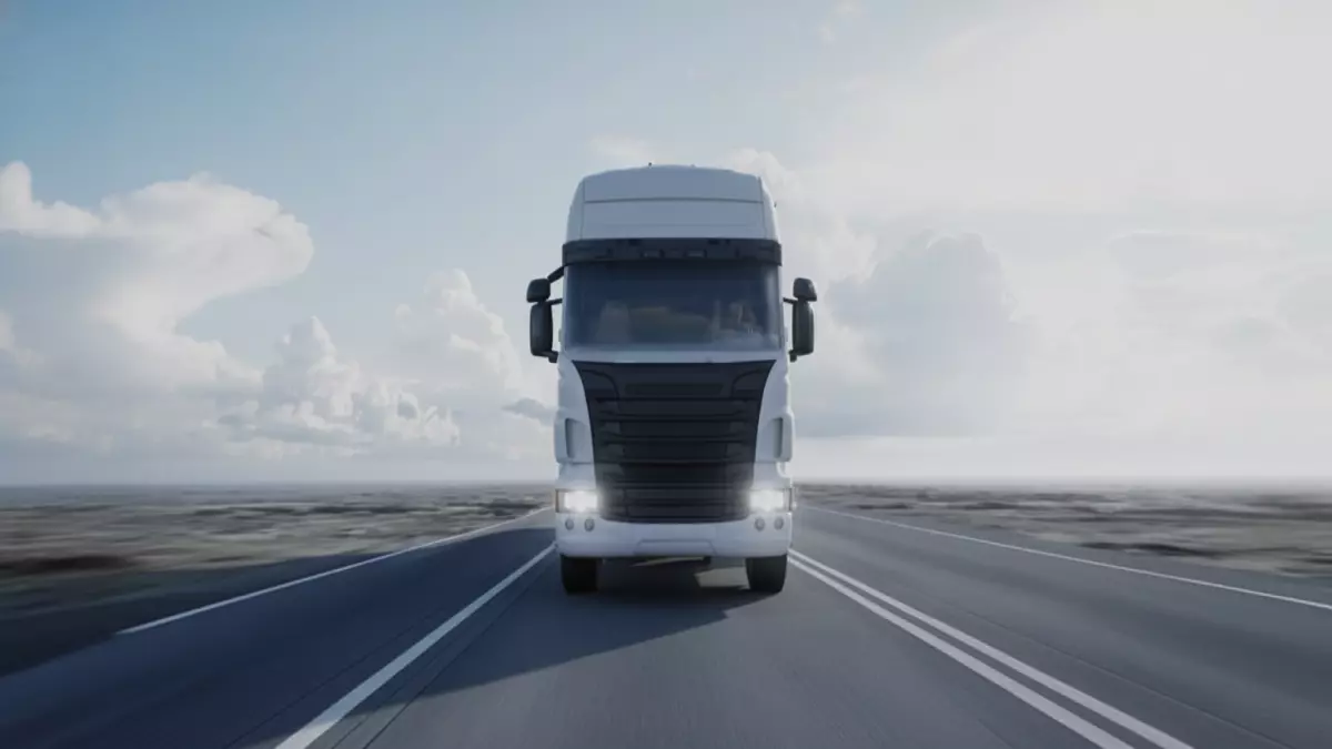 «اكتشف كيف حققت السعودية انخفاضًا مذهلاً بنسبة 40% في حوادث الشاحنات بالقوانين الذهبية»